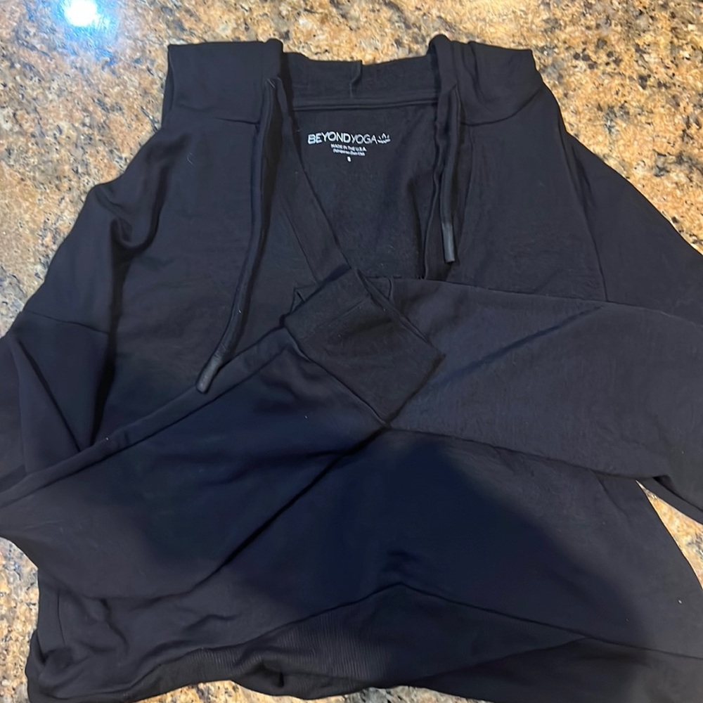 BEYOND YOGA Black Crop Pullover - Small